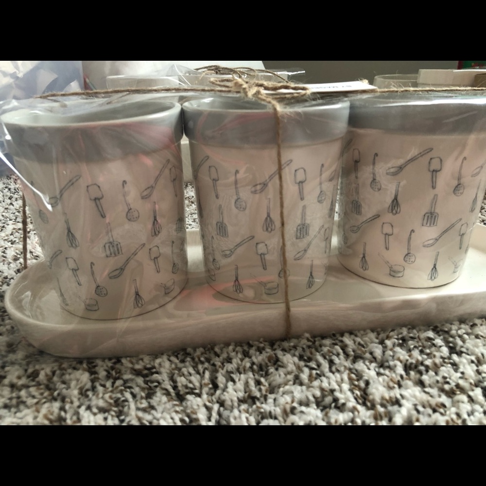 Rae Dunn utensil holder with tray